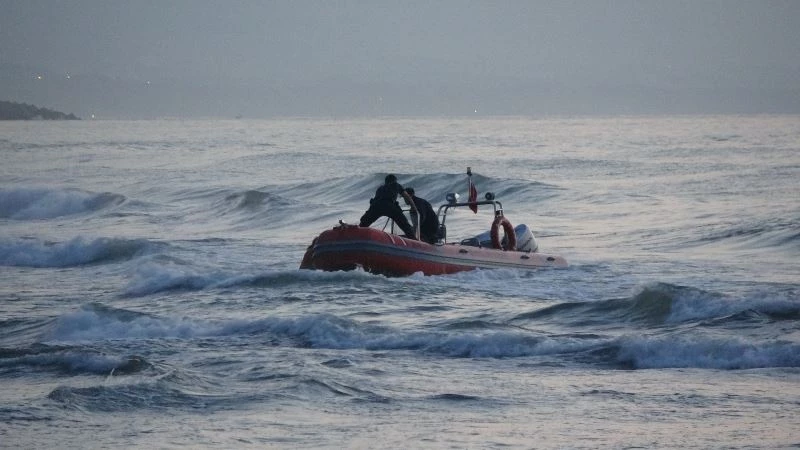 Dalgalarla boğuşan gençlerden biri kurtarıldı, biri kayıp

