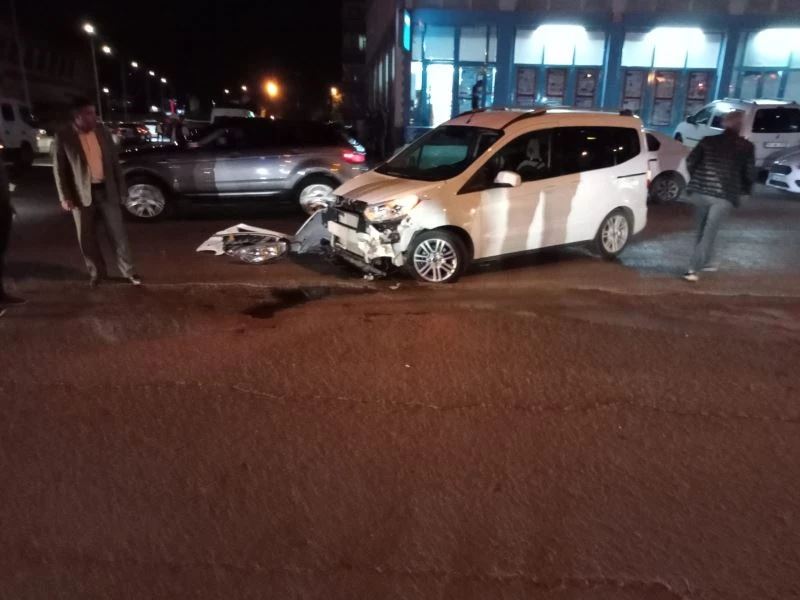 İşlek caddede kontrolden çıkan araç takla attı
