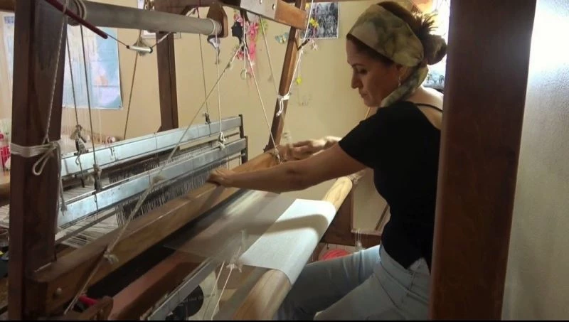 Kursiyer olarak başladığı ipek dokumacılığını üretici olarak sürdürüyor