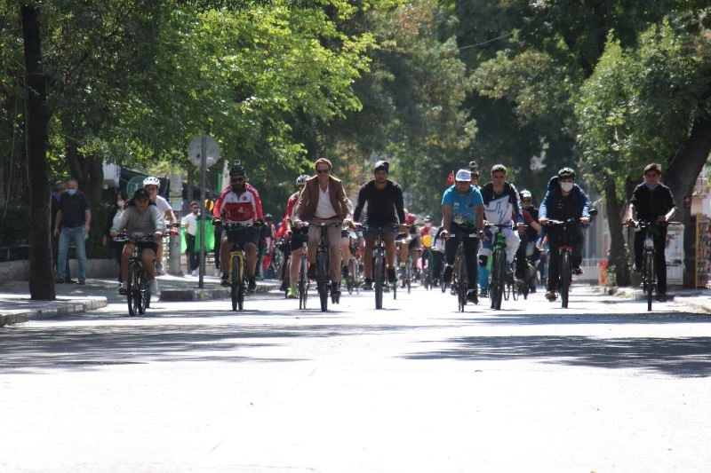 AB Delegasyonu Başkanı Meyer-Landrut, Ankaralılarla birlikte pedal çevirdi
