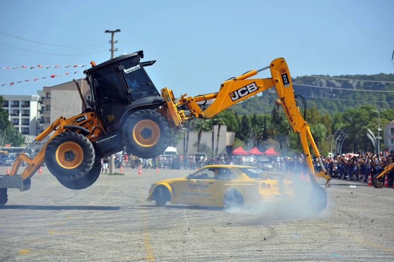 İş makinalarının altından geçerek drift yapan araçlar nefes kesti
