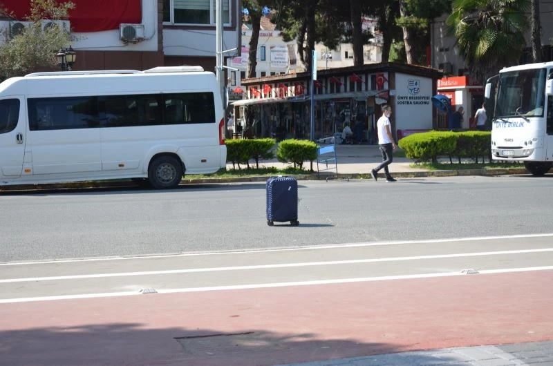 Yol ortasındaki bavul polisi harekete geçirdi
