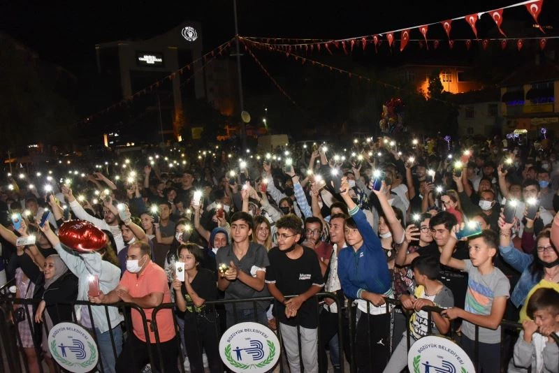 Bozüyüklüler Yunus Emre Sert konseriyle coştu
