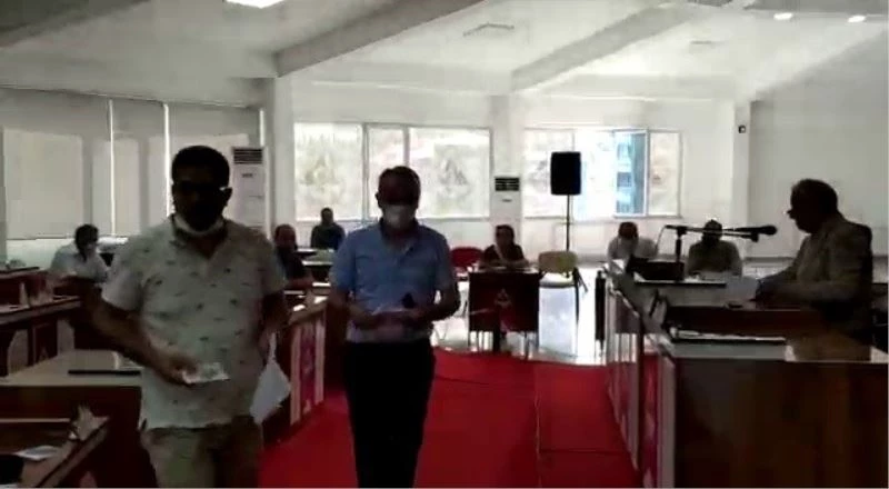 AK Partili meclis üyeleri başkana tepki gösterip salonu terk etti
