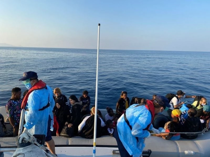 İzmir açıklarında 172 düzensiz göçmen kurtarıldı
