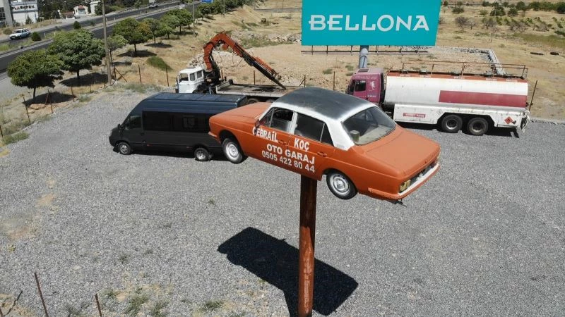 1983 model otomobil 5 metre yükseklikte direk üzerinde aksesuar oldu
