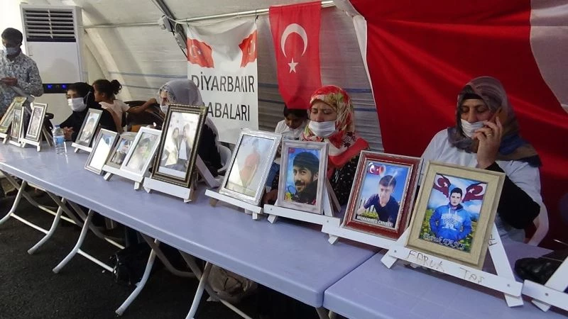 Evlat nöbetindeki gözü yaşlı anne, oğluna Türkçe ve Kürtçe ’teslim ol’ çağrısında bulundu
