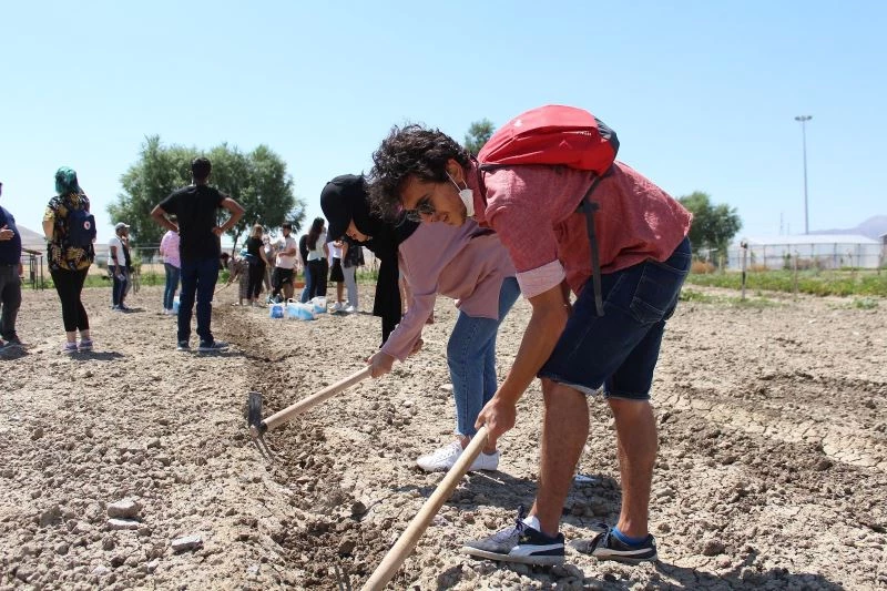 Farklı ülkelerden gelen öğrenciler, Sincan Eko- Çiftlikte sıfır atık çalışmalarına katıldı

