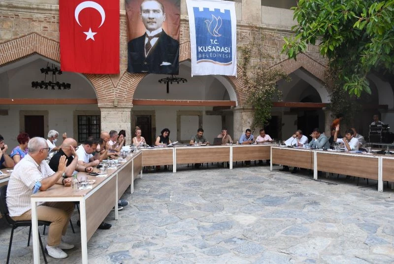 Kuşadası sokaklarını heykeller süsleyecek
