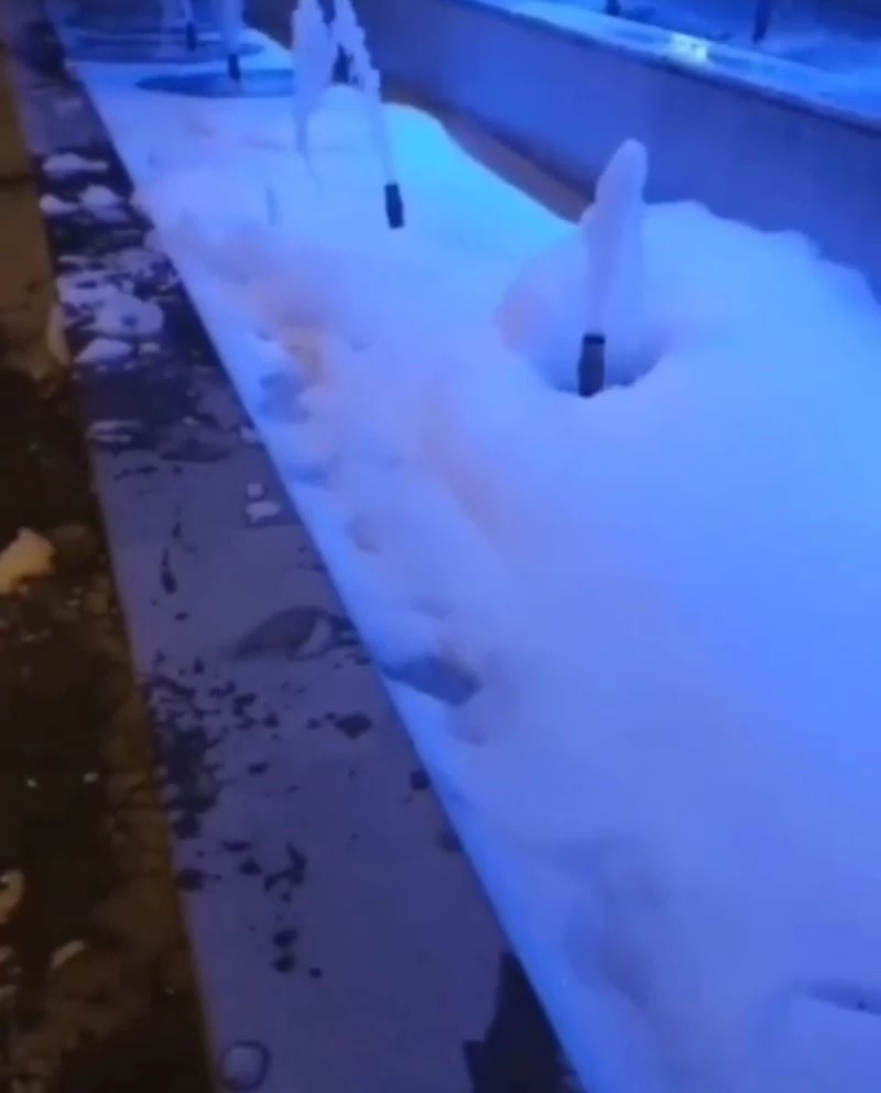 Hatay’da deterjan dökülen süs havuzu köpürdü
