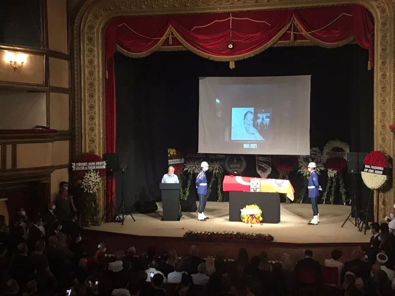 Usta tiyatrocu Ferhan Şensoy son yolculuğuna uğurlandı
