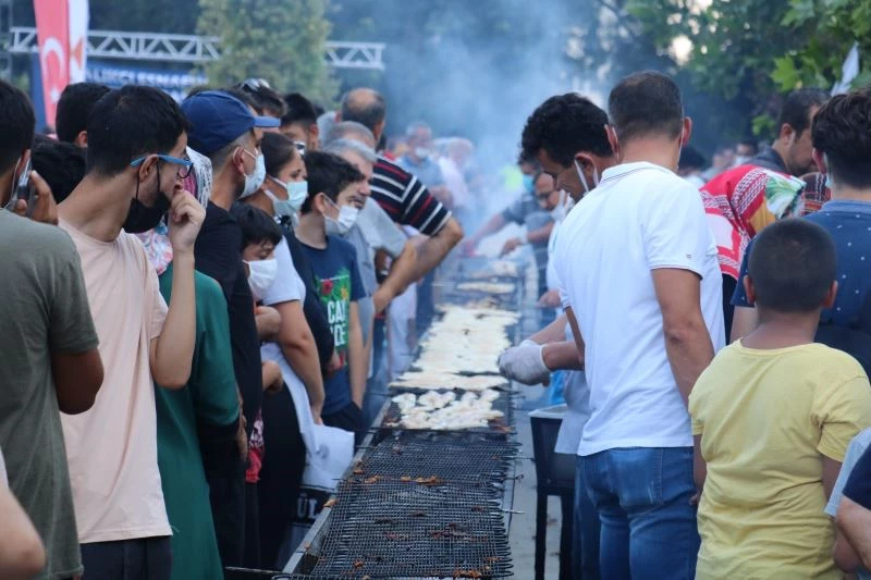Balık festivalinde 5 bin ekmek arası balık kısa sürede tükendi
