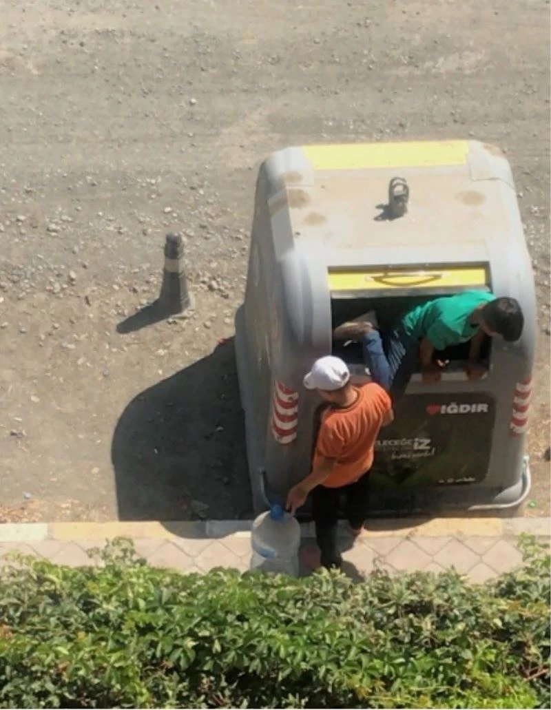 Bisikletlerine taktıkları radyo ile hurda toplayan çocuklar gönülleri fethetti
