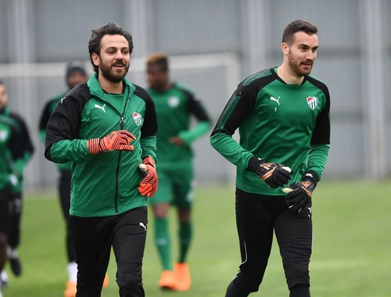 Bursaspor altyapısında da kalecilik yapan ünlü oyuncu Erkan Kolçak Köstendil futbola geri döndü
