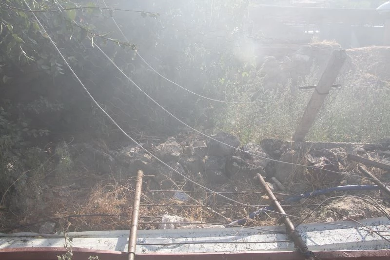 Kopan elektrik telleri 600 balya samanı küle çevirdi
