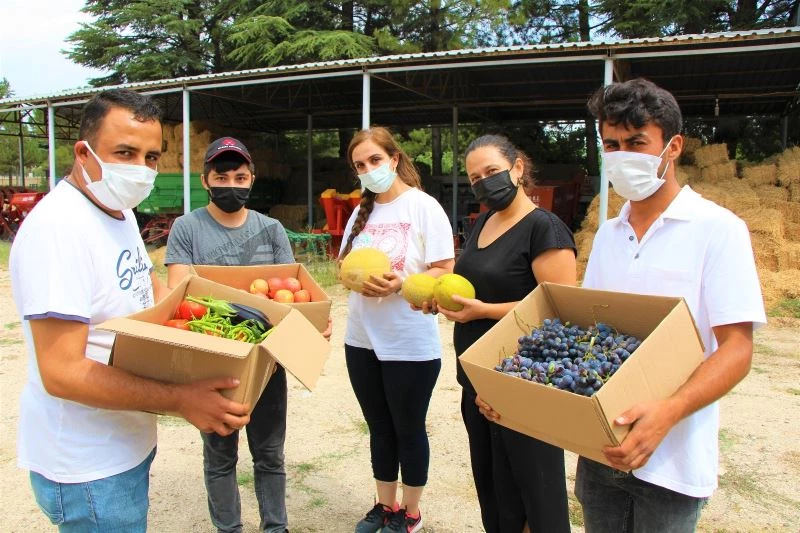 Okul bahçesinde yetiştirip ihtiyaç sahiplerine ulaştırıyorlar

