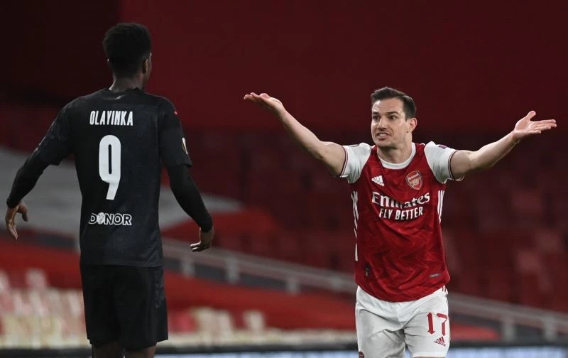 Cedric Soares, Arsenal’de kalıyor
