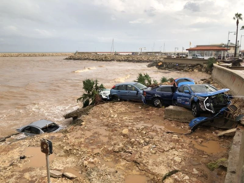 İspanya’da sel suları araçları denize sürükledi, 5 bin ev elektriksiz kaldı
