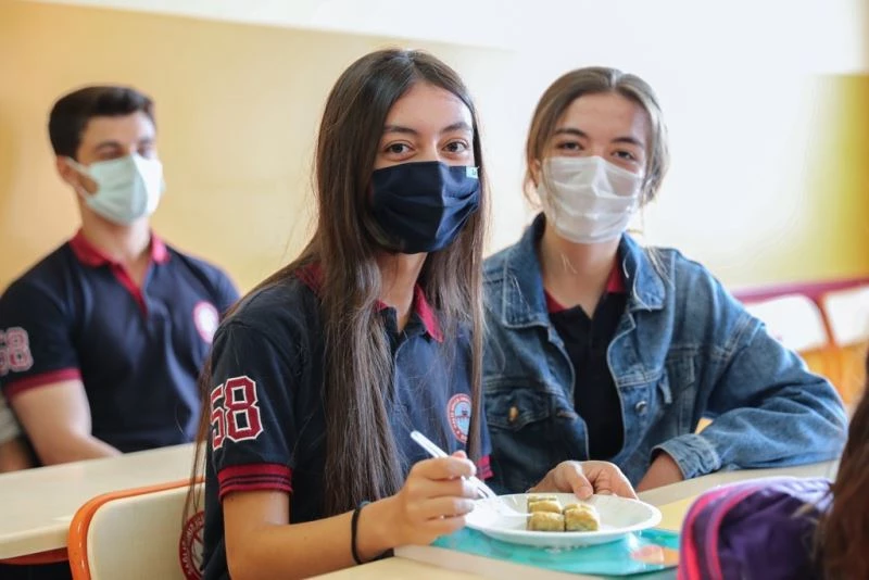 Maraş’tan dondurma gelmedi, Hilmi Başkan baklava ikram etti
