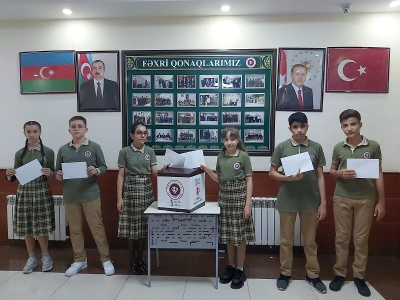 Azeri öğrencilerden Türkiye’ye fidan bağışı
