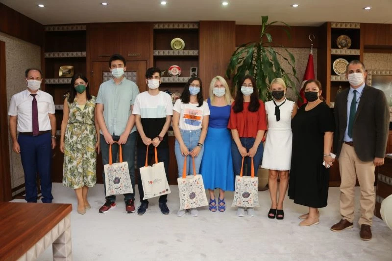 Rektör Özkan: “Tıbbı sadece hasta muayene etmek olarak düşünmeyin”
