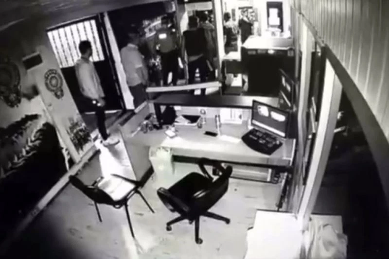 Polis merkezindeki şüpheli ölüm için ilk duruşma: 12 polis yargılanıyor