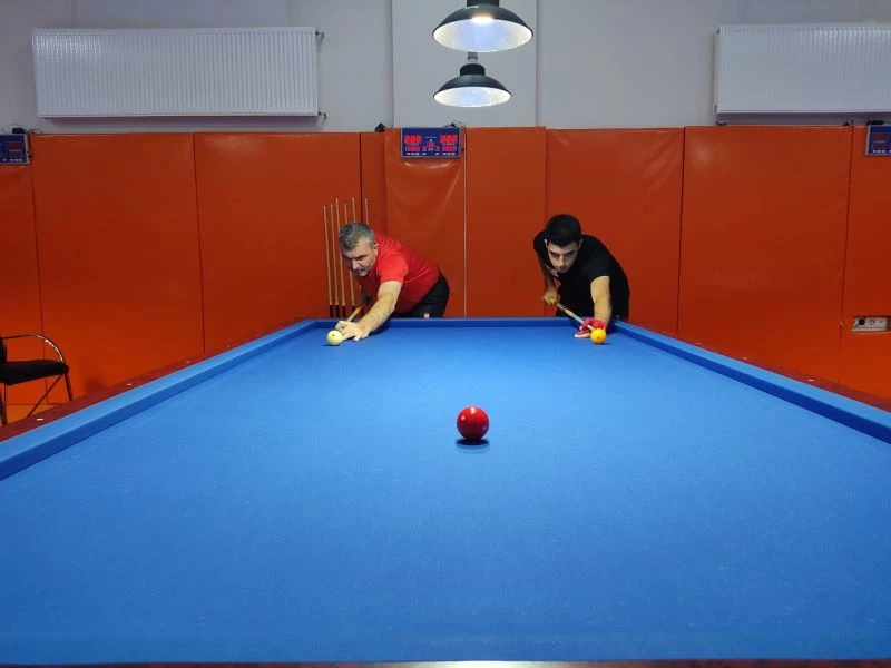 Bilardo şampiyonasında oğul babaya rakip oldu
