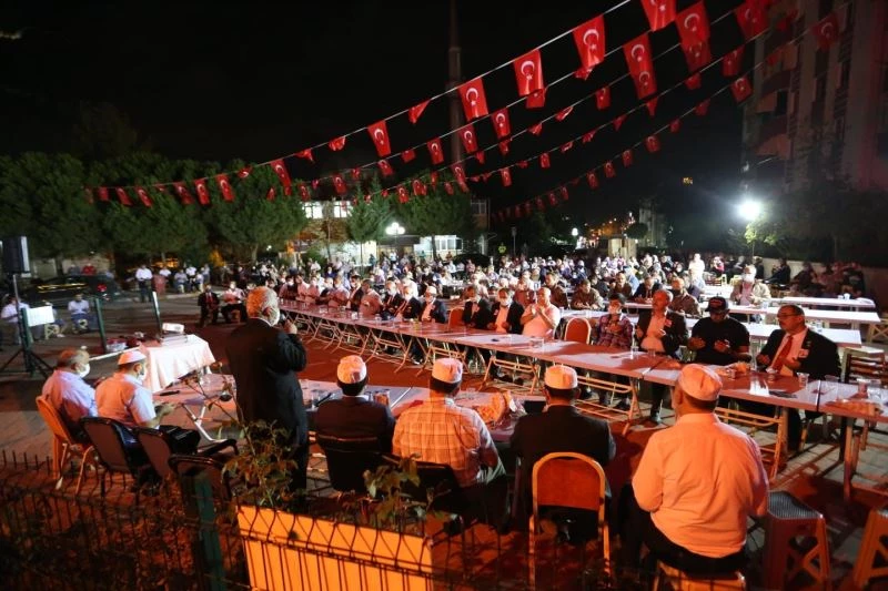 Derinceli şehit baba evinde dualarla anıldı
