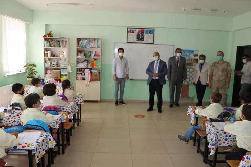 Sur İlçe Kaymakamı Çiftçi, kırsal mahallerde öğrencilerle bir araya geldi
