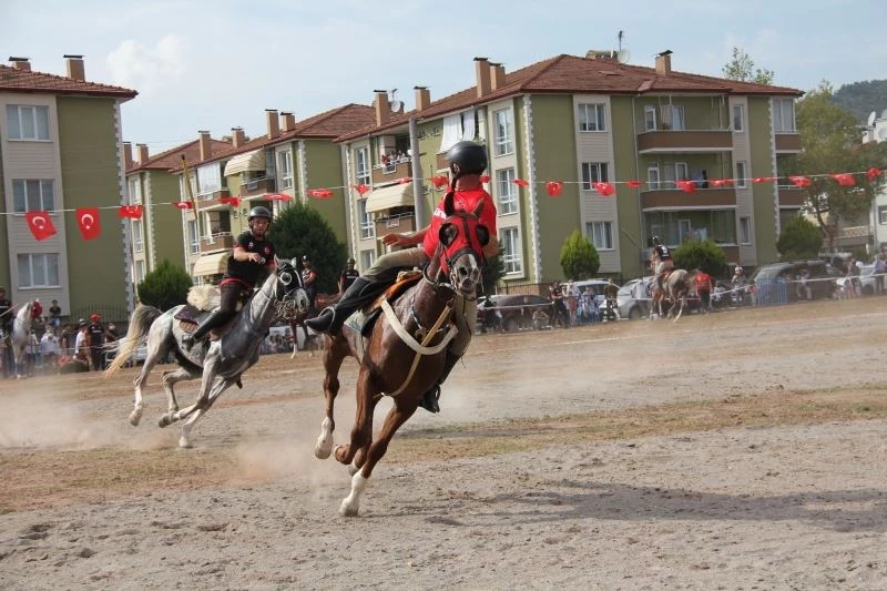 At üstünde izleyenlere Ata sporu şöleni sundular
