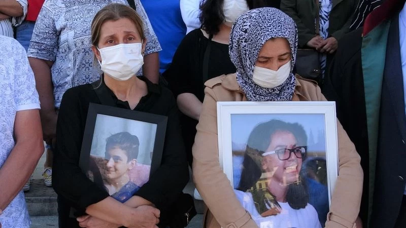 İki anne iki büyük acı, ellerinden çocuklarının fotoğrafını biran olsun bırakmadılar
