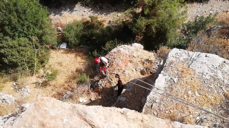 2 gündür kayalıklarda mahsur kalan keçiler kurtarıldı
