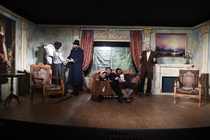Tarsus Şehir Tiyatrosu, ‘Çehov Vodvil’ oyunuyla izleyiciyle buluştu
