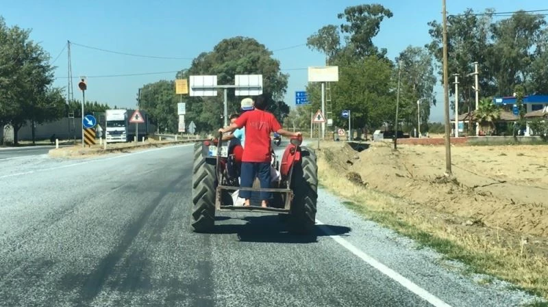 Traktör arkasındaki tehlikeli yolculuk kameralara yansıdı
