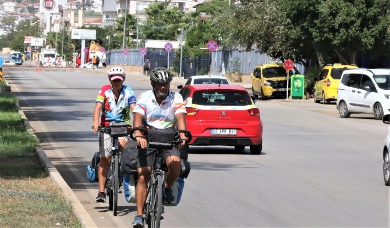 Karayolunun kenarına atılan kırık cam şişeler bisiklet tutkunlarını isyan ettirdi
