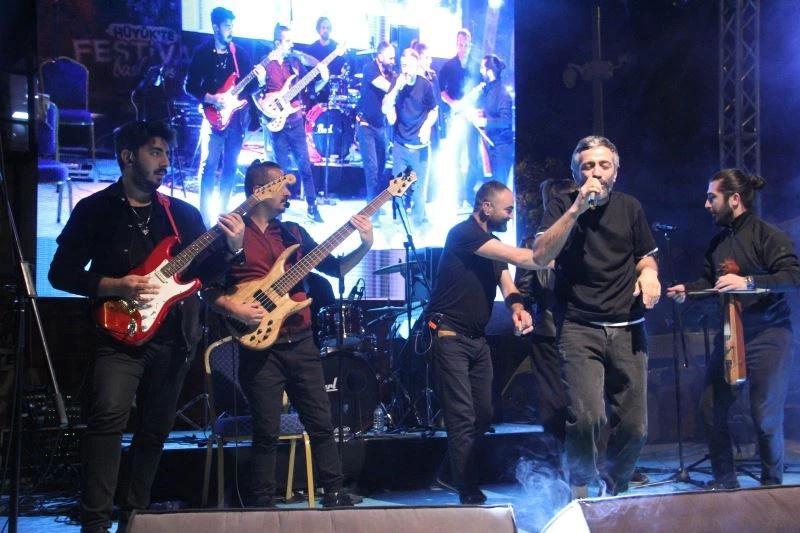 Karadeniz müziğinin sevilen ismi Resul Dündar Hüyük’te konser verdi
