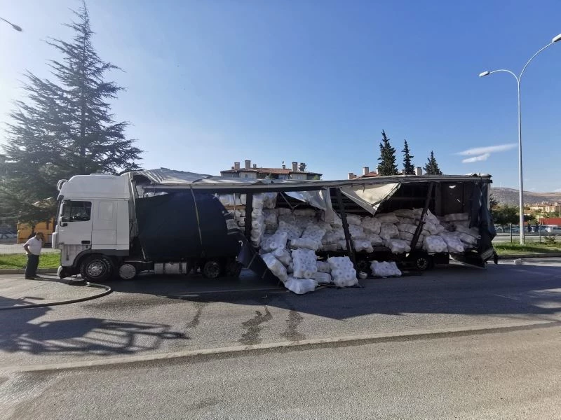 Kontrolden çıkan tırın 6 aracı biçtiği anlar güvenlik kamerasında
