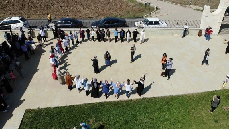  Bayburtlu kadınlar en uzun kadın halay halkası yapmak için ele ele tutuştu.