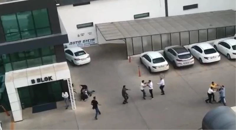 Otoparktaki kavgada kürsü,  yumruk ve tekmeler havada uçuştu: 3 kişi yaralandı