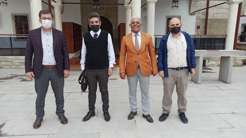 AK Parti İlçe Başkanı Durdubaş tadilatı biten cami ile ilgili bilgi alışverişinde bulundu
