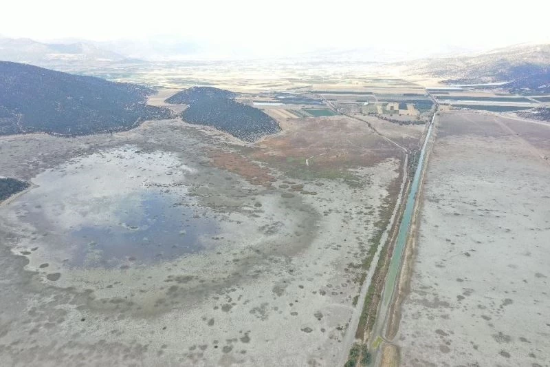 Antalya’da Avlan gölünde korkudan görüntü: Sular yüzlerce metre çekildi
