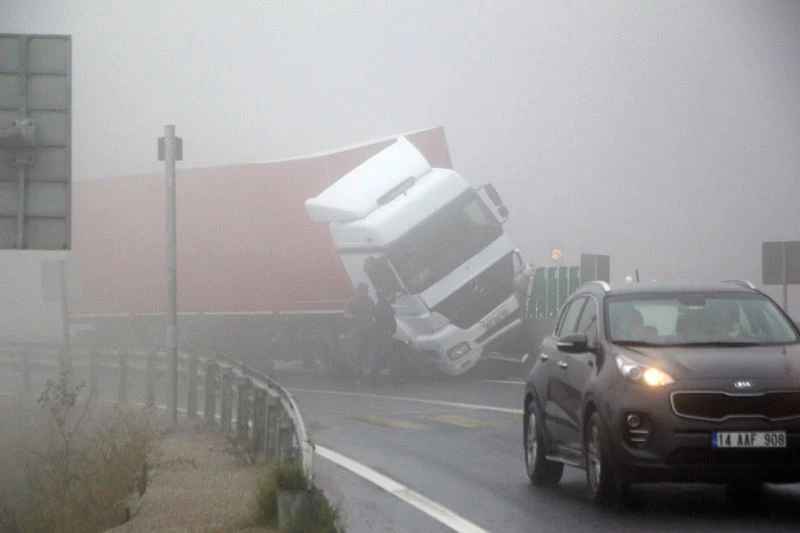 Bolu Dağı’nda kontrolden çıkan tır, beton bariyerde asılı kaldı
