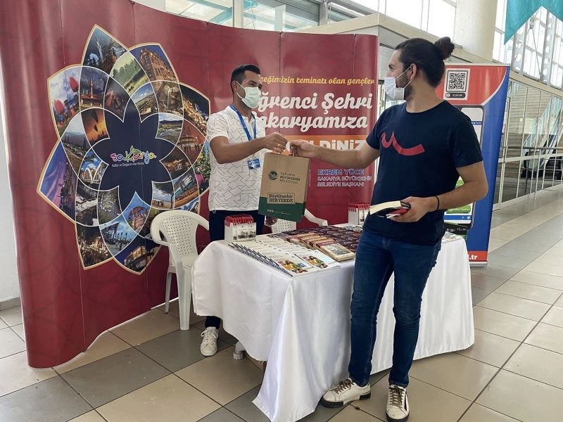 Üniversiteye başlayacak öğrenciler terminalde karşılandı
