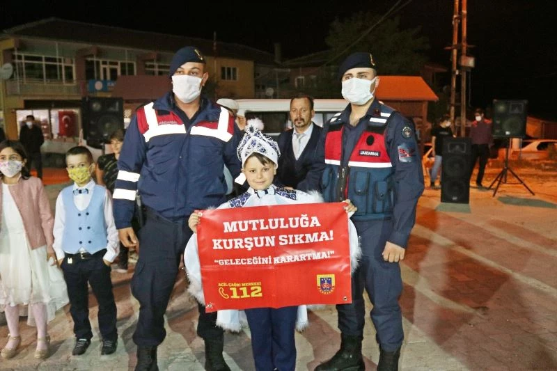 Seyitgazi İlçe Jandarma Komutanlığı düğün ziyaretlerine eli boş gitmiyor
