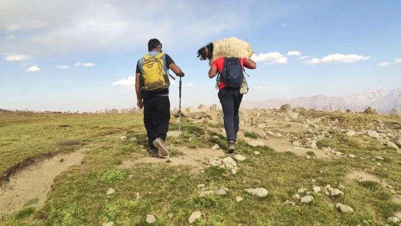 Yüksekovalı dağcılar, dağda buldukları oğlağı sırtlarında taşıyıp sahibine teslim ettiler
