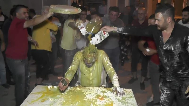 Amasyalı damadın başına gelmeyen kalmadı, önce yumurta saldırısı sonra un, yağ ve sirkeli su
