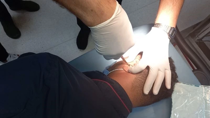 EHLİYET SINAVINDA AKIL ALMAZ KOPYA YÖNTEMİ: MASKESİNE KAMERA, KULAĞINA İSE BÖCEK YERLEŞTİRDİ