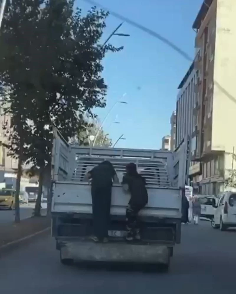 Kamyonete asılan çocuklar yürekleri ağızlara getirdi
