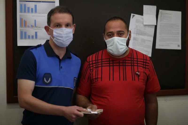 Zabıtadan örnek davranış, para dolu cüzdan sahibine teslim edildi
