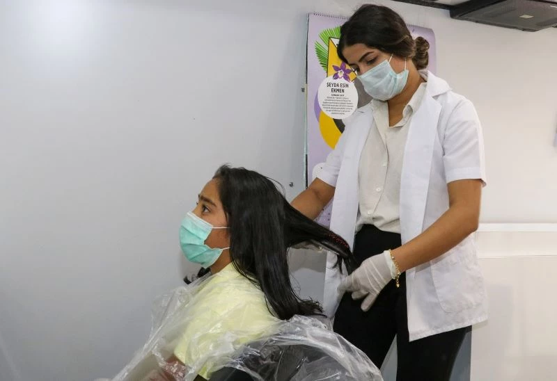 Mobil kuaförde saçları kesilen öğrencilerin yüzleri gülüyor
